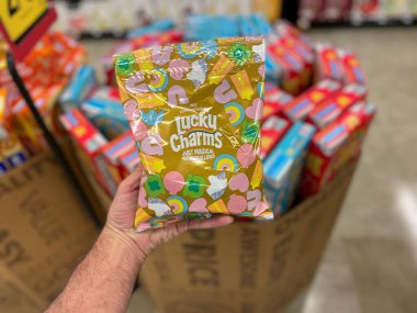 Grovetown, Ga USA - 05 10 22: Lucky Charms 'ı elinde tutan perakende şeker satıcısı