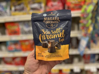 Grovetown, Ga USA - 05 10 22: Niagara Çikolatası Yeni Deniz Tuzu satan mağaza şeker satıcısı