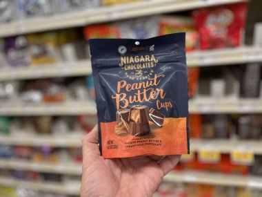 Grovetown, Ga USA - 05 10 22: Yeni Niagara Çikolataları 'nı tutan perakende şeker dükkanı