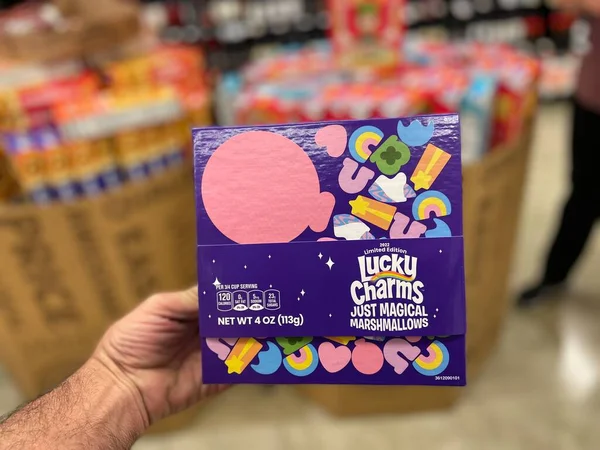 Grovetown, Ga USA - 05 10 22: Lucky Charms 'ı elinde tutan perakende şeker satıcısı