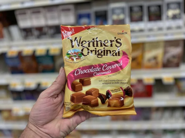 Grovetown, Ga USA - 05 10 22: Wethers 'ın orijinal karamel dükkanını tutan perakende satış elemanı