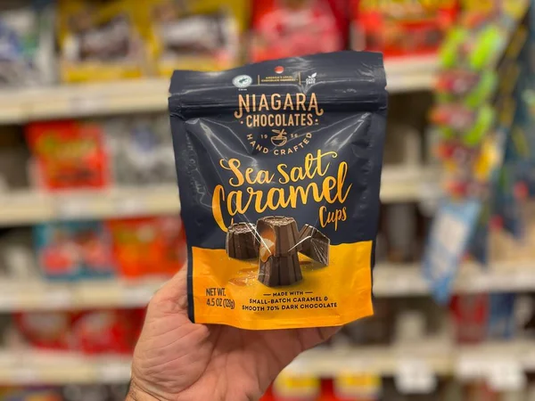Grovetown, Ga USA - 05 10 22: Niagara Çikolatası Yeni Deniz Tuzu satan mağaza şeker satıcısı