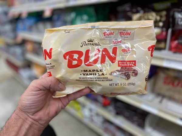 Grovetown, Ga USA - 05 10 22: Bun çanta tutan şekerci dükkanı