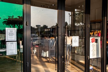 Augusta, Ga USA - 07: 25 21: Perakende mağaza girişinde yüz maskesi gerekiyor