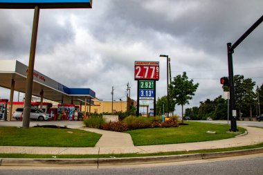 Augusta, Ga USA - 07 19 21: Benzin fiyatı 2. 77 Wrightsboro yolundaki Murphy perakende benzin istasyonunda