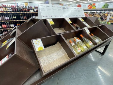 Grovetown, Ga USA - 05: 20 22: Walmart perakende mağazası içi boş ahşap şarap vitrini