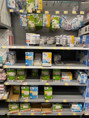 Grovetown, Ga USA - 05: 20 22: Walmart perakende satış mağazası iç ampul bölümü ve fiyatlar