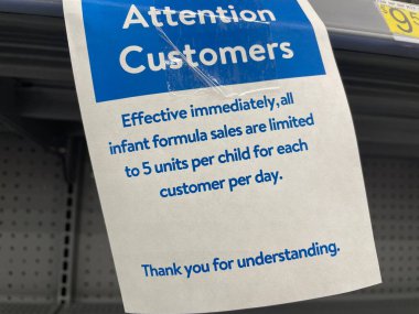 Grovetown, Ga USA - 05: 20 22: Walmart mağaza içi perakende mağazası Bebek maması kıtlığı işareti