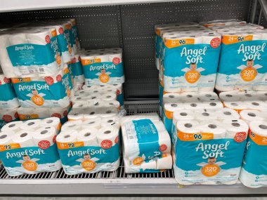 Grovetown, Ga USA - 05: 20 22: Walmart perakende mağazası iç mekan Angel Yumuşak tuvalet kağıdı ve aşağı bakan fiyat