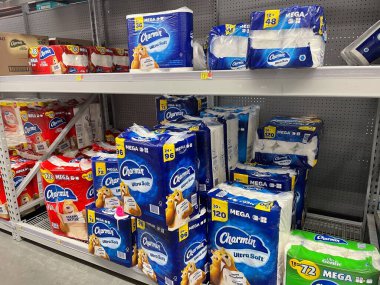 Grovetown, Ga USA - 05: 20 22: Walmart perakende satış mağazası Charmin tuvalet kağıdı