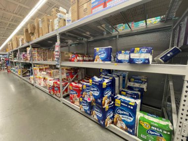 Grovetown, Ga USA - 05: 20 22: Walmart perakende mağazası iç tuvalet kağıdı koridoru