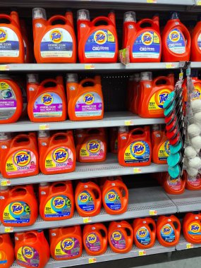 Grovetown, Ga USA - 05: 20 22: Walmart perakende mağazası iç çamaşır deterjanı ve fiyatları