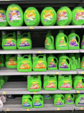 Grovetown, Ga USA - 05: 20 22: Walmart perakende mağazası iç çamaşır deterjanı fiyatları