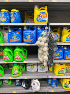 Grovetown, Ga USA - 05: 20 22: Walmart perakende mağazası iç piyasası çeşitli deterjan fiyatları