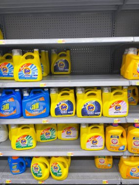 Grovetown, Ga USA - 05: 20 22: Walmart perakende mağazası İçi Yellow Tide deterjanı ve fiyatları