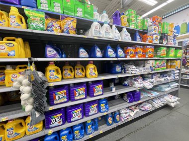 Grovetown, Ga USA - 05: 20 22: Walmart perakende mağazası iç deterjan koridoru yan görünümü