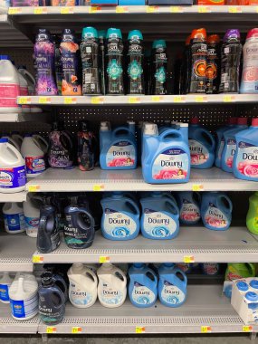 Grovetown, Ga USA - 05: 20 22: Walmart perakende mağazası iç kumaş yumuşatıcı bölümü ve fiyatlar