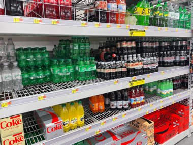 Grovetown, Ga USA - 05: 20 22: Walmart perakende mağazası iç görünüm soda bölümü