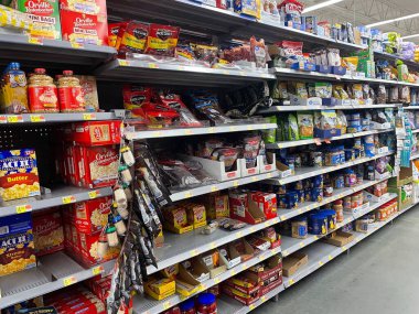 Grovetown, Ga USA - 05: 20 22: Walmart mağazasının iç satış mağazası kurutulmuş et ve tuzlu atıştırmalıklar