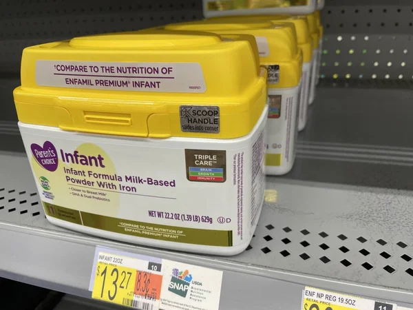Grovetown, Ga USA - 05: 20 22: Walmart perakende mağazası Bebek maması kıtlığı
