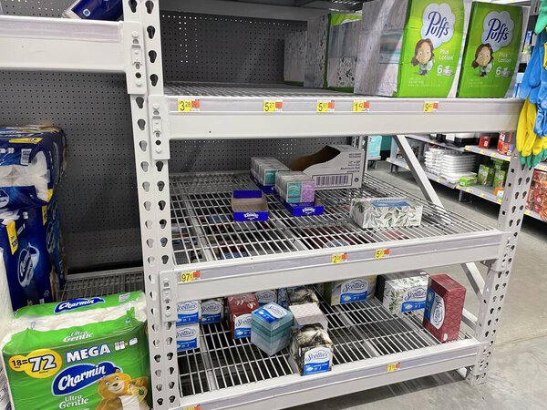 Гроветаун, штат Га США - 05 20 22: Интерьер магазина розничной торговли Walmart пуст
