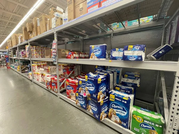 Grovetown, Ga USA - 05: 20 22: Walmart perakende mağazası iç tuvalet kağıdı koridoru