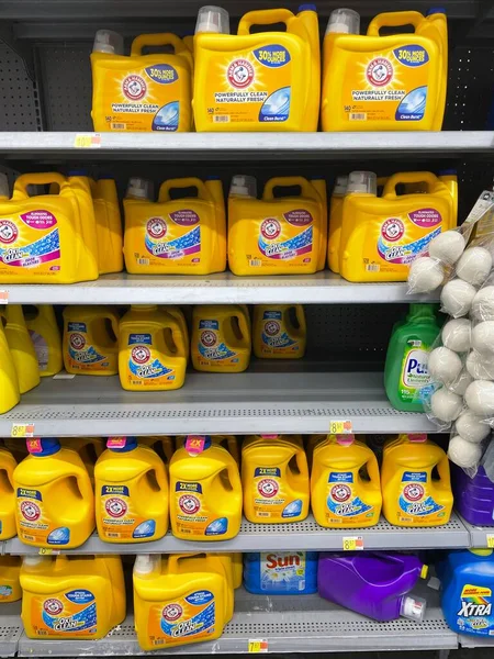 Grovetown, Ga USA - 05: 20 22: Walmart perakende mağazası iç kollar ve çekiç deterjan fiyatları