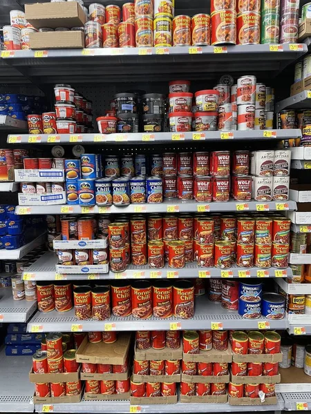 Grovetown, Ga USA - 05: 20 22: Walmart perakende mağazası iç konserve biber bölümü ve fiyatları