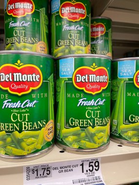 Grovetown, Ga USA - 05 10 22: Perakende mağazası Delmonte konserve sebze rafları yeşil fasulye ve fiyat