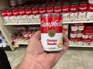 Grovetown, Ga USA - 05 10 22: Campbell Tavuk Eriştesi çorbası satan mağaza