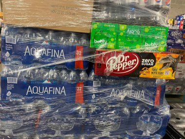 Grovetown, Ga USA - 05 10 22: Pepsi ürünleri Perakende satış mağazası soda teslimatı paletleri