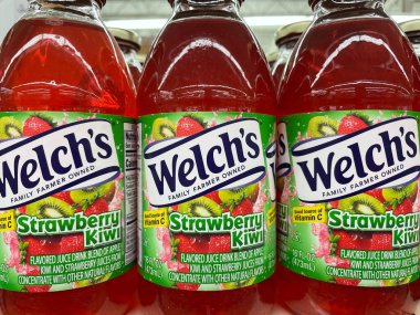 Grovetown, Ga USA - 05 10 22: Perakende mağazası Welches meyve suyu şişesi Çilek Kivi