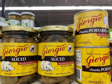 Grovetown, Ga USA - 05 10 22: Perakende mağazası Giorgia kavanozu mantarları