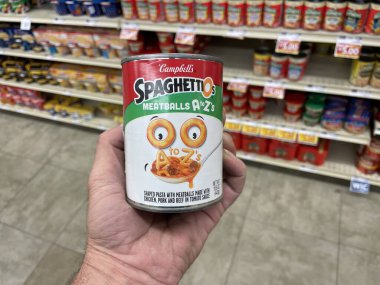 Grovetown, Ga USA - 05 10 22: Spaghettios 'u tutan perakende mağazası