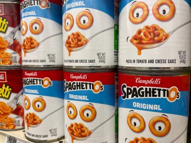 Grovetown, Ga USA - 05 10 22: Konserve spagetti yan görünümü