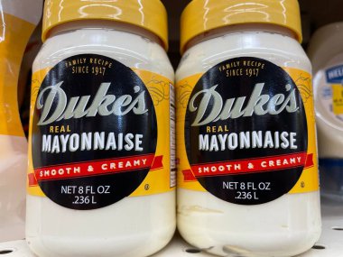 Grovetown, Ga USA - 05 10 22: Perakende mağazası Dukes mayonez küçük kavanozu