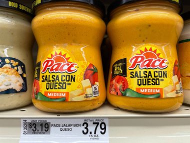 Grovetown, Ga USA - 05 10 22: Perakende mağazası Pace peynir sosu ve fiyatı