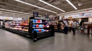 Grovetown, Ga USA - 05: 22: Walmart perakende mağazası Bira ve şarap alanındaki insanlar