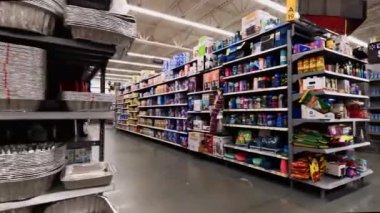 Grovetown, Ga USA - 05: 22 22: Walmart perakende mağazasının ortası kahvaltı koridorunda.