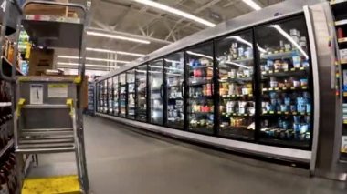 Grovetown, Ga USA - 05: 22 22: Walmart perakende mağazası bebek maması bölümüne geri çağırma nedeniyle boş