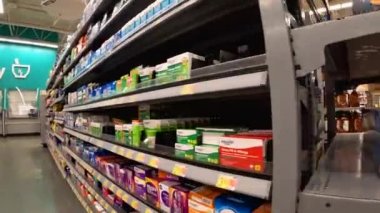 Grovetown, Ga USA - 05: 22 22: Walmart perakende satış mağazası pan medicine bölümü ve okuma gözlükleri