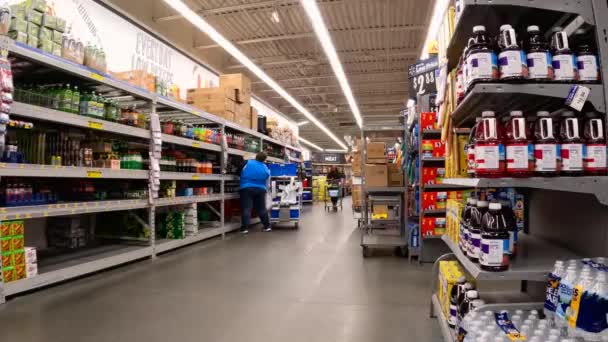 美国Ga Grovetown 沃尔玛零售店人们的水壶 苏打水和Jif回收花生酱 — 图库视频影像