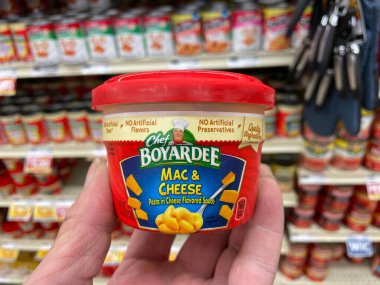 Grovetown, Ga USA - 05: 13 22: Perakende satış mağazası Şefi Boyardee Mac ve peynir kupası