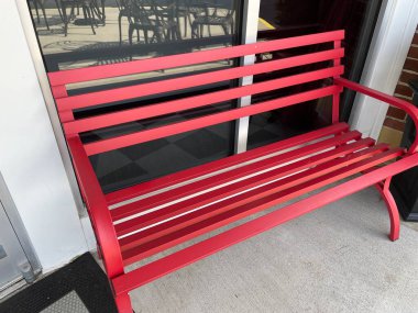 Grovetown, Ga USA - 05: 13 22: Kaldırımda bir demir kırmızı park bankı
