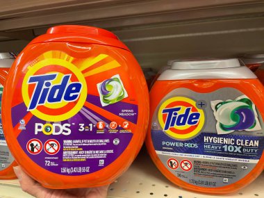 Grovetown, Ga USA - 05: 18 22: Perakende mağazası Tide çamaşır deterjanı çeşidi
