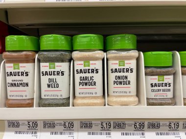 Grovetown, Ga USA - 05: 18 22: Sauers mağazası baharatları ve fiyat etiketleri