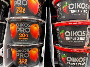 Grovetown, Ga USA - 05: 21 22: Perakende mağazası Oikos Pro yoğurt ön görünümü