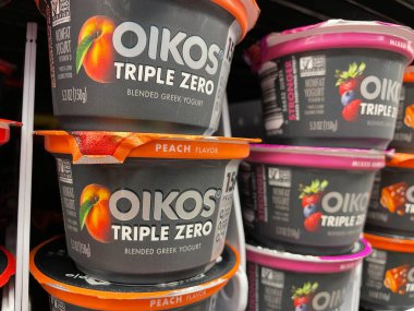 Grovetown, Ga USA - 05: 21 22: Perakende satış mağazası Oikos Pro yoğurt triple zero