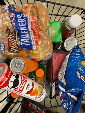 Grovetown, Ga USA - 05: 21 22: Rastgele bakkaliye alışveriş arabası