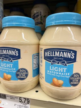 Grovetown, Ga USA - 05: 22 22: Perakende mağazası raf mayonezi Hellmans hafif ve fiyatı